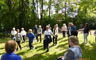 Fit auf dem Mehrgenerationenspielplatz