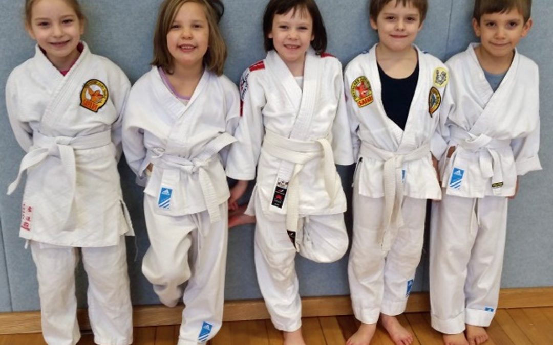 Fünf neue Weiß-Gelb Gurte